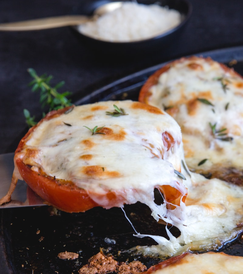 levantar um tomate assado com puxão de queijo