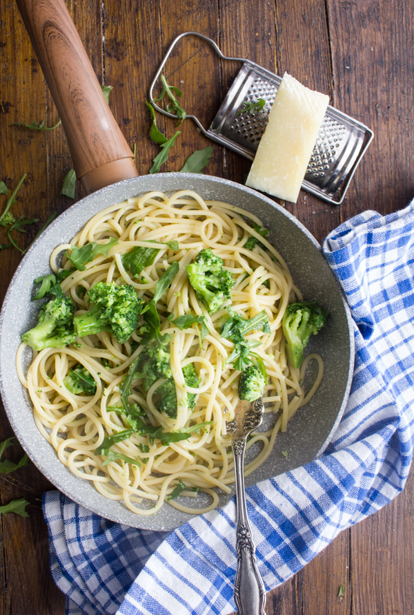 Espaguete Brócolos Arugula e Pecorino, uma deliciosa receita de massa italiana, rápida, fácil e saudável. Uma deliciosa combinação.