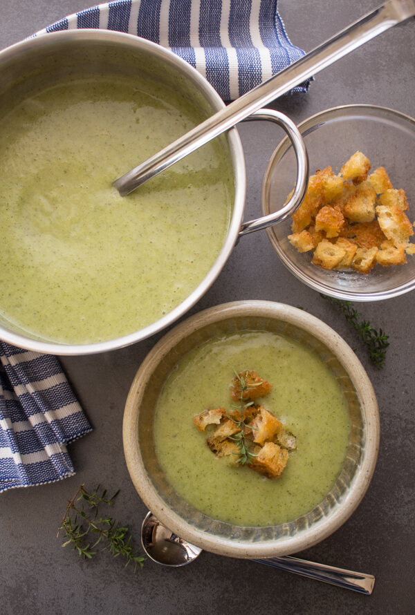 A Sopa Cremosa de Brócolos Três Vegetais é uma sopa caseira rápida e fácil, sem leite nem natas. Uma sopa vegetariana leve.