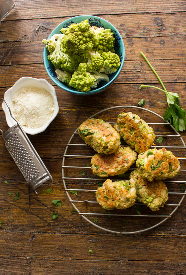 Brócolos Assados Tater Tots, forma rápida, fácil, saudável e deliciosa de comer os seus vegetais. Um prato de baixo teor de carboidratos que toda a família vai adorar.