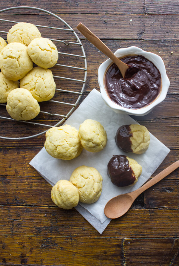 Brown Sugar Cookies, uma receita fácil e deliciosa de biscoitos macios e espessos. Perfeitos lisos ou salpicados com chocolate. Um delicioso doce delicioso.