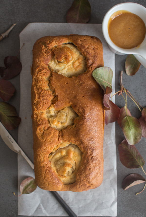 Um Pão de Maçã Easy Caramel Surprise Sweet Loaf faz a sobremesa perfeita, lanche ou pão de pequeno-almoço, Maçãs frescas tornam este pão saudável e delicioso.