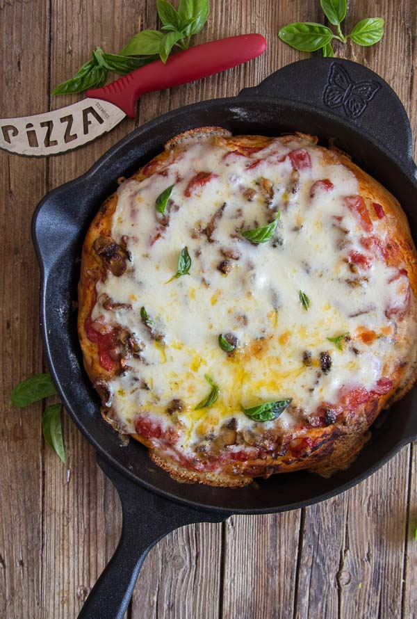Easy Cast Iron Skillet Pizza, este prato profundo Pizza Receita é feita com um molho simples e um recheio saboroso & coberto com Queijo Mozzarella.