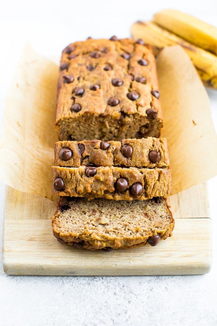 Pão de banana com pedaços de chocolate de farinha de coco e fatias.