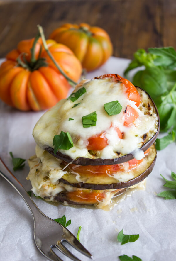 Uma beringela grelhada fácil e saudável e uma receita de tomate. Beringela assada com Parmesão e Mozzarella, a refeição perfeita para o jantar.