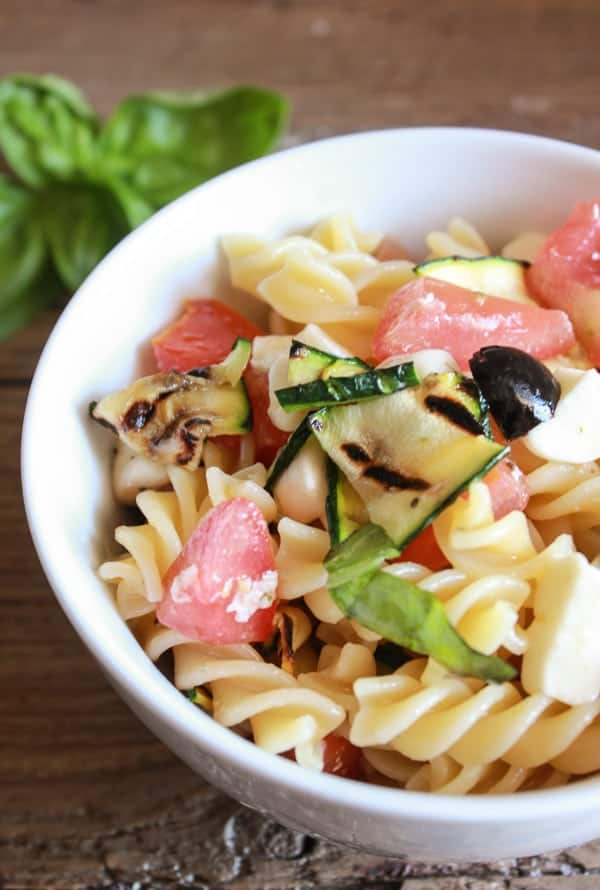 A salada de massa italiana perfeita com legumes frescos de Verão. Uma salada de verão fácil e saudável, com abobrinhas grelhadas. Servir ao almoço, jantar ou uma festa/palmeirofoods.com.