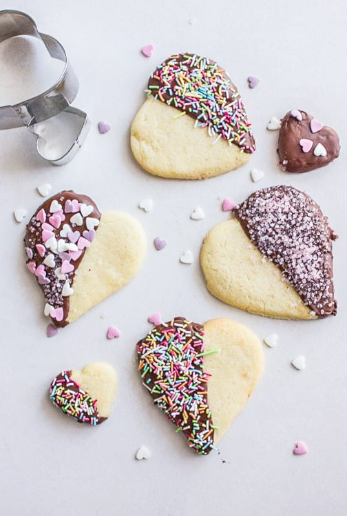 biscoitos em forma de coração em um quadro branco