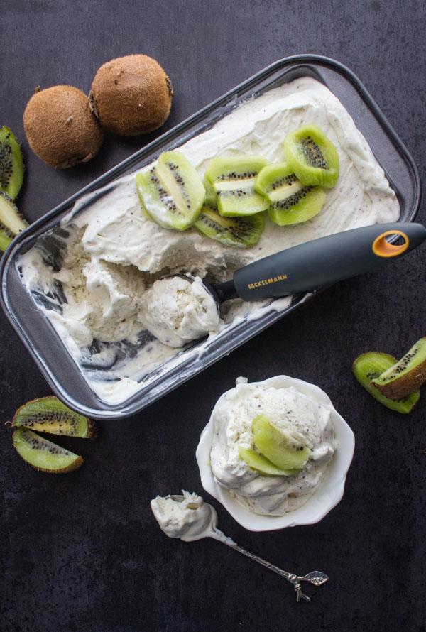 No Churn Kiwi Ice Cream, um fácil gelado caseiro sem churn, feito com kiwi fresco, uma deliciosa sobremesa fresca e congelada.