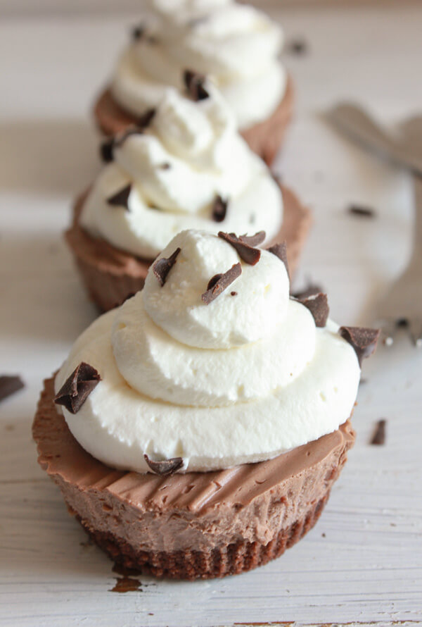 Mini Tortas individuais de Chocolate Gelado, uma sobremesa perfeita de verão sem sobremesa, torta cremosa e de chocolate suave, crianças e adultos vão adorar.