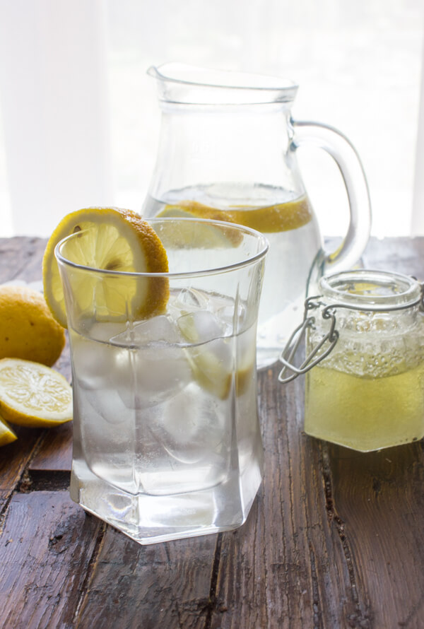 Bebida caseira com xarope de limão laranja, uma deliciosa receita de bebida fácil e refrescante feita de casca cristalizada, uma boa bebida para você a qualquer hora.