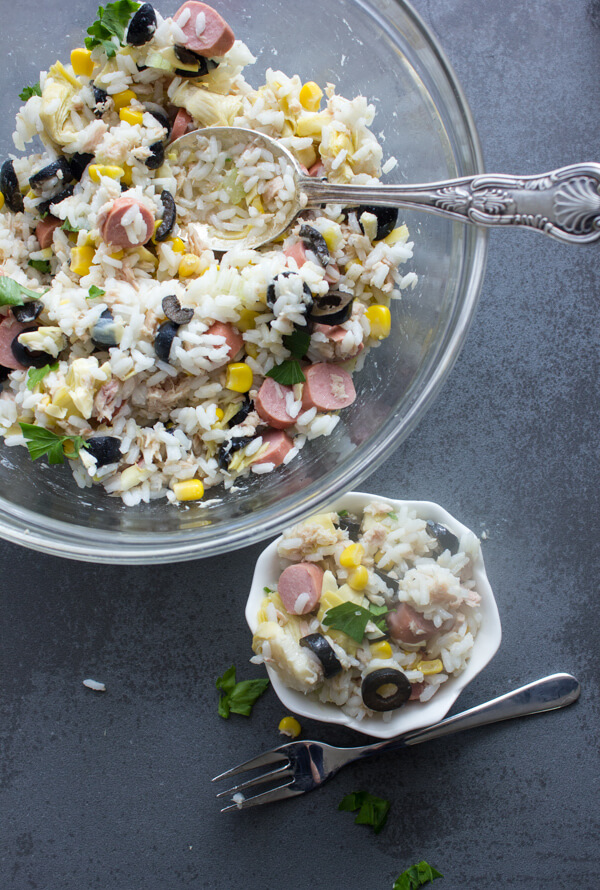 A Taça de Salada de Arroz Mediterrâneo é uma receita simples e rápida de salada de verão italiana fria. Cheia de legumes, atum e ervas frescas. Saudável & Deliciosa.