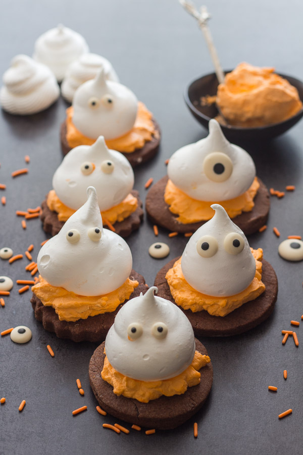 Biscoitos de Chocolate Fantasma Merengue, um delicioso doce de Halloween de 3 camadas, um biscoito de chocolate com açúcar, um recheio cremoso e um fantasma merengue.