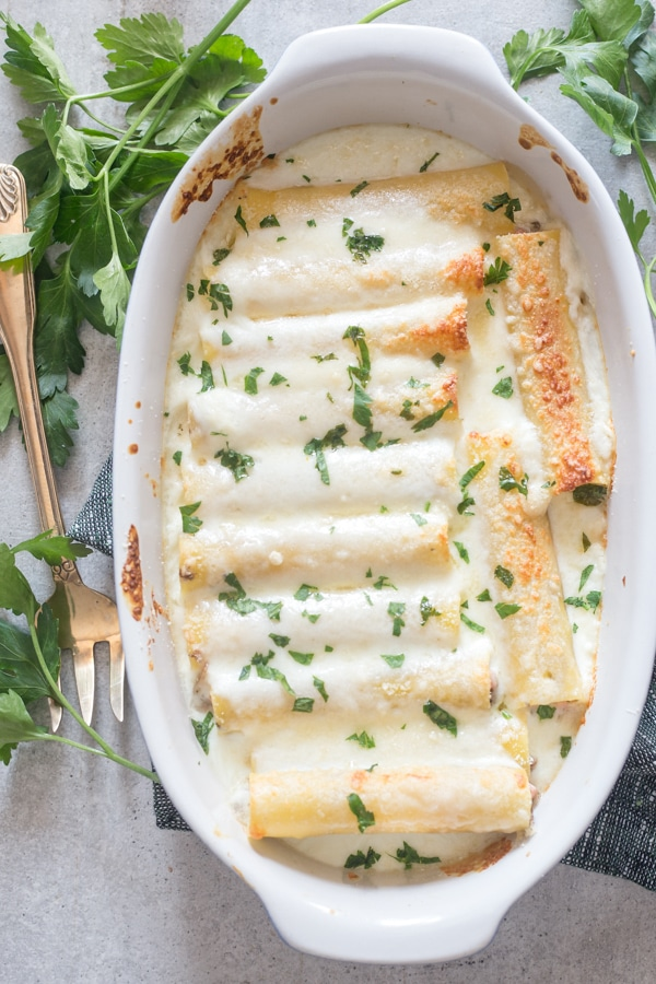 Canelones de presunto e queijo num prato