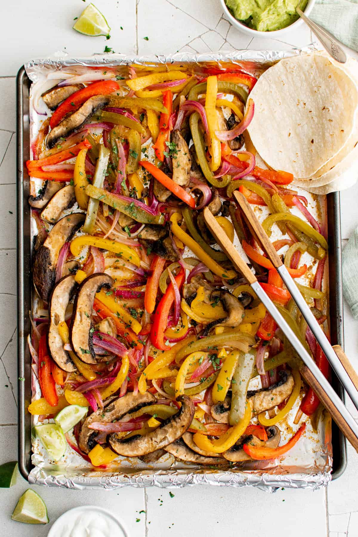 Fajitas de cogumelos Portobella cozinhadas em uma frigideira.