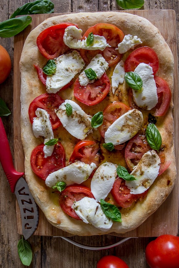 sem massa de pizza cozida com cobertura de caprese