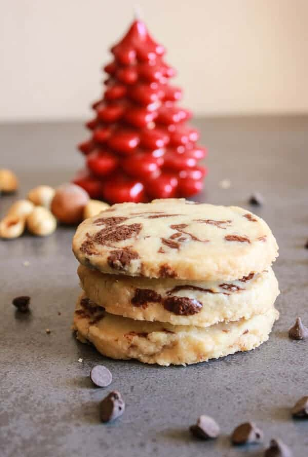 Biscoitos Nutella Chip Shortbread, uma receita de biscoitos curtos fácil, deliciosa e fácil de preparar. Recheados com Nutella caseira ou lascas de chocolate, você escolhe!