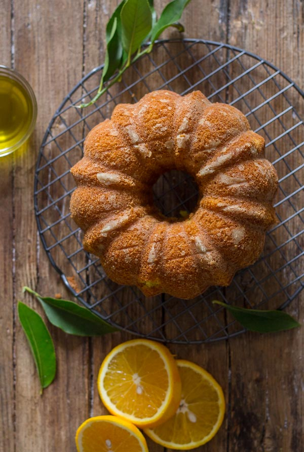 Bolo de Azeite de Laranja, um bolo italiano húmido feito com laranjas frescas, azeite de oliva e iogurte grego. Um simples vidrado de laranja torna-o perfeito.