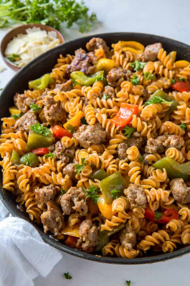 frigideira com salsicha, pimentos, massa fusilli