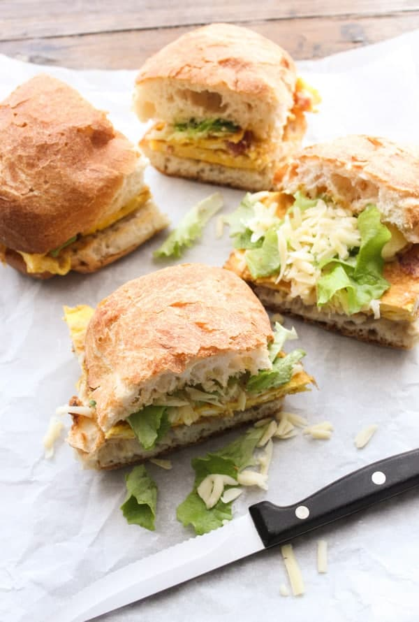 Pancetta Frittata Sandwich, uma receita rápida, fácil e deliciosa de sanduíche italiana torrada, perfeita para o café da manhã, brunch, almoço e até jantar.|palmeirofoods.com