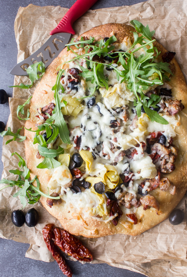 Pizza Italiana de Queijo de Salsicha, massa pré-fabricada ou caseira, rápida e fácil. Uma receita saudável de pizza branca italiana.