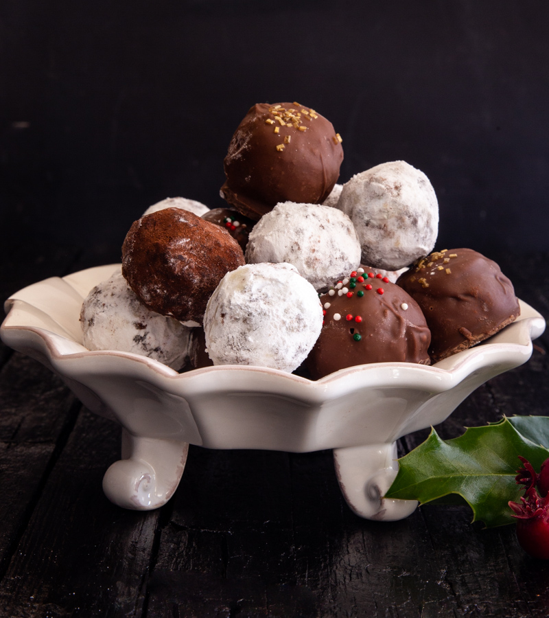 bolas de rum num prato branco sobre um quadro preto