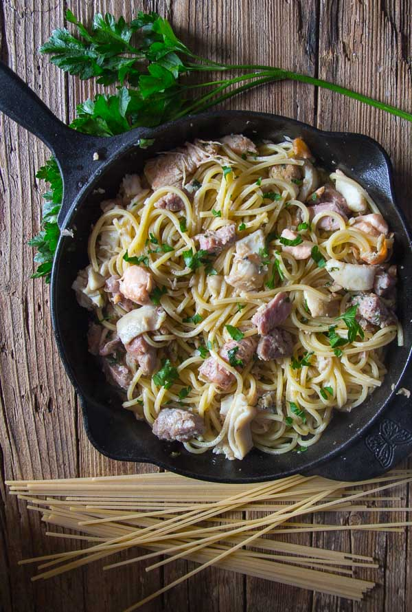 Seafood Linguine, uma receita de massa italiana fácil e saudável, feita com azeite, salsa fresca e seus frutos do mar favoritos.
