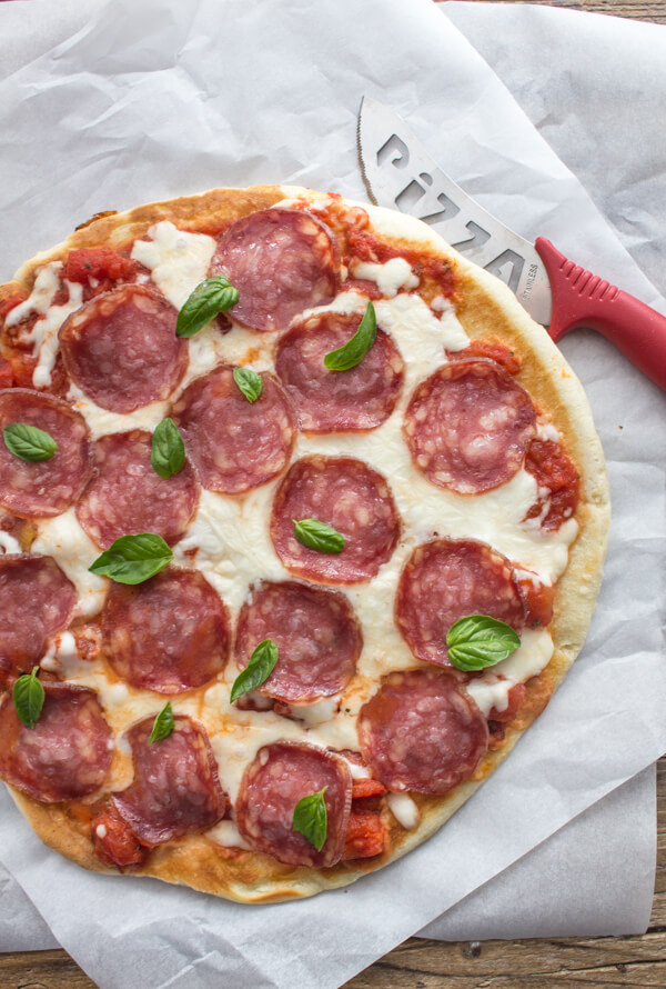 Fogão caseiro Pizza Calzone top, não há necessidade de aquecer a casa com esta receita rápida, fácil e deliciosa de pizza e calzone italiana de verão.