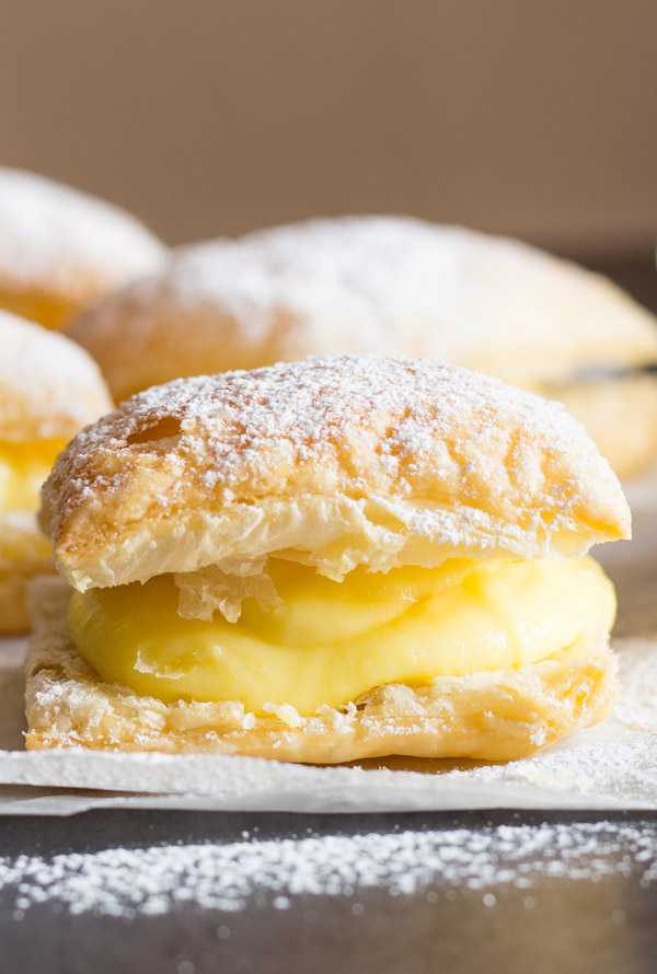 Um delicioso creme de pastelaria italiano recheado Puff Pastry Square, Sporcamuss, uma receita tradicional do sul da Itália, rápido, fácil e tão bom.