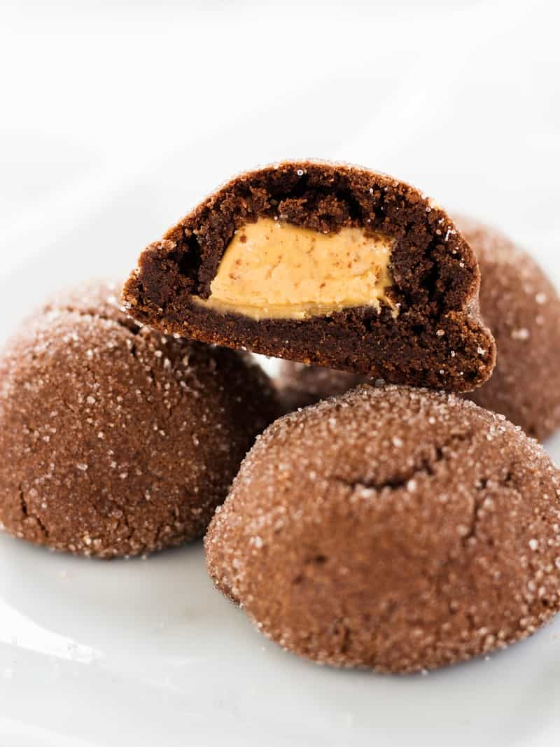Biscoitos de chocolate com manteiga de amendoim recheados têm o melhor dos dois mundos. Os biscoitos de chocolate mastigados têm uma surpresa de manteiga de amendoim dentro! | palmeirofoods.com
