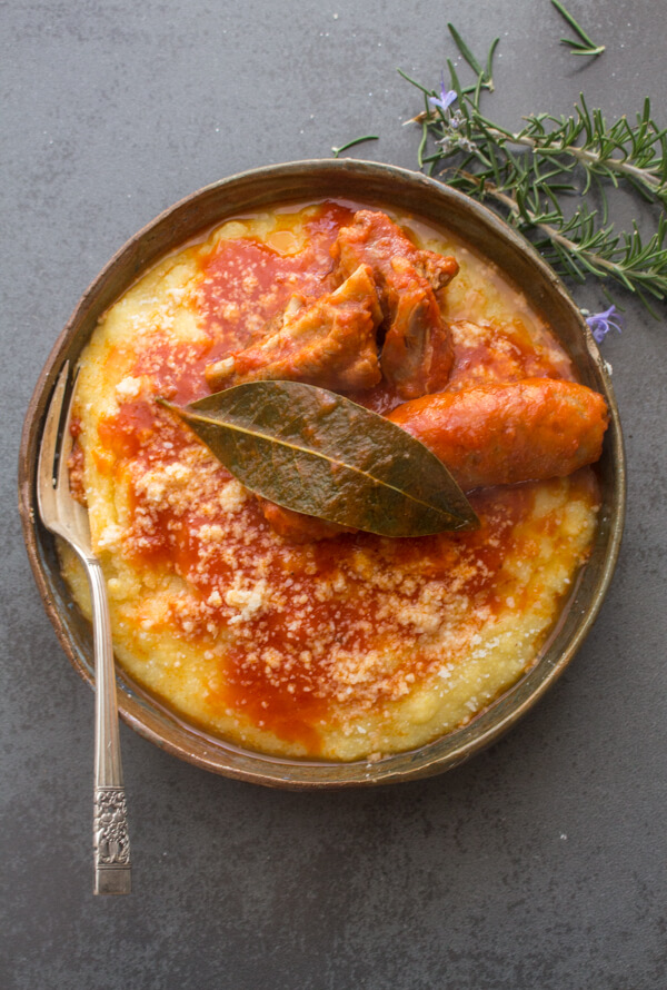 Uma Polenta Tradicional cremosa, servida com uma deliciosa Receita de Linguiça de Porco ao Molho de Tomate Rib, Comida de Conforto Italiana no seu melhor.