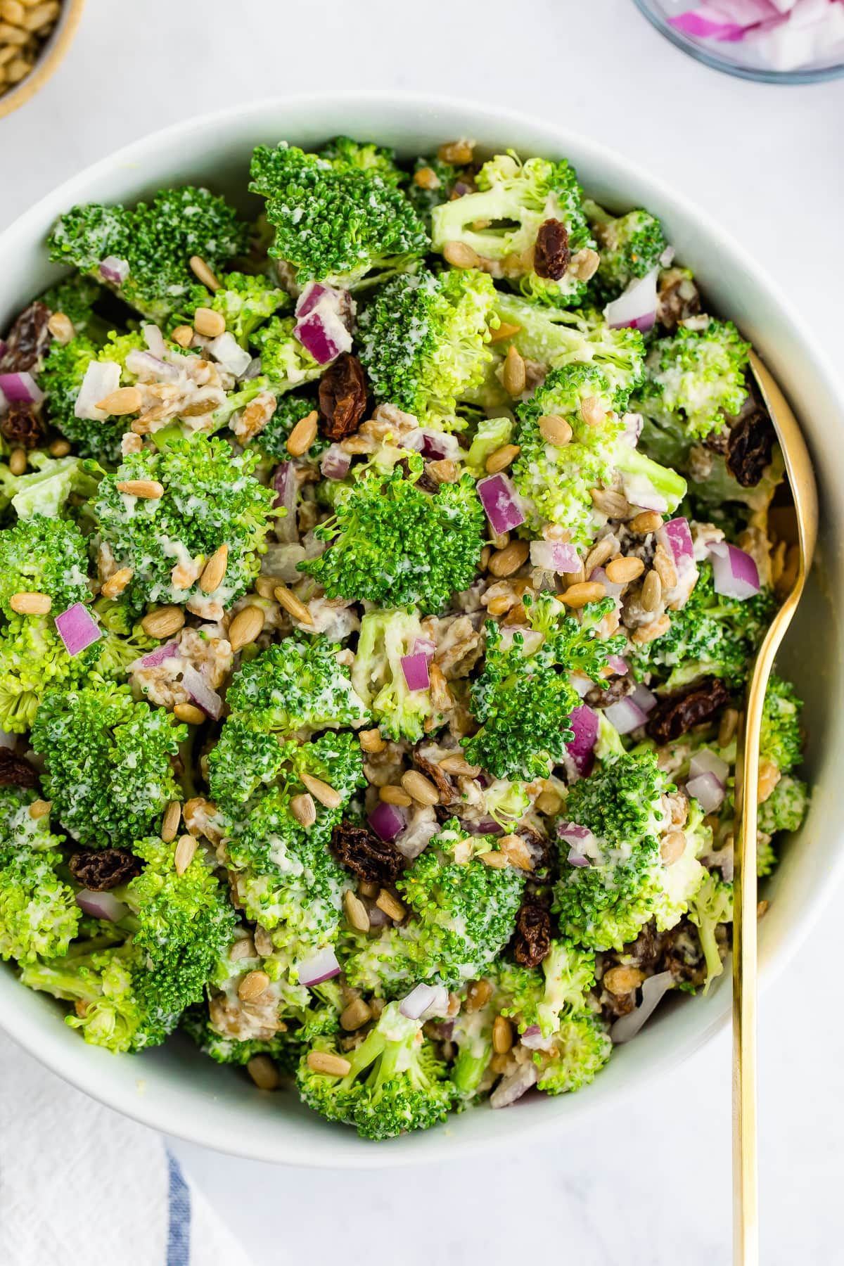 Fecha-se a salada de brócolos vegan numa tigela branca.
