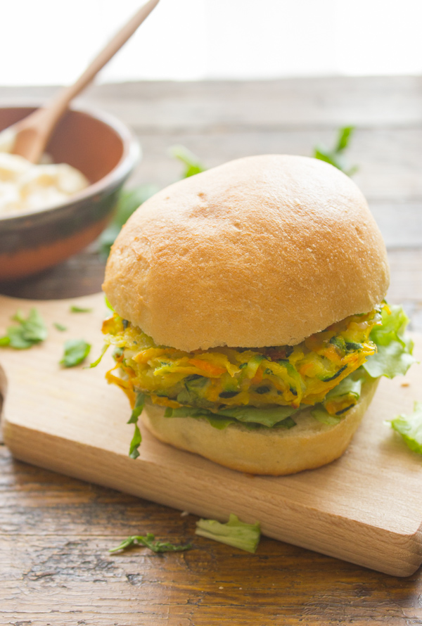 Um hambúrguer vegetariano caseiro rápido, fácil e saudável. Uma deliciosa ideia de almoço ou receita de jantar. Combinação de Abobrinha, Cenoura e Batata.