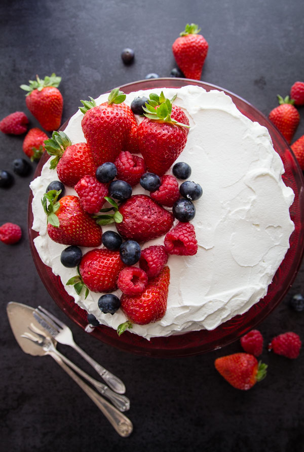 Morangos e Cream Vertical Layer Cake