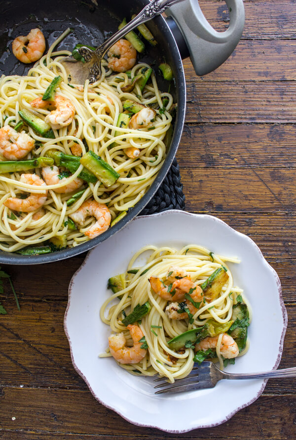 Skillet Zucchini Shrimp Shrimp Pasta é um delicioso prato de massa. Uma receita fácil e perfeita de abobrinha para o dia da semana ou mesmo para o fim-de-semana.