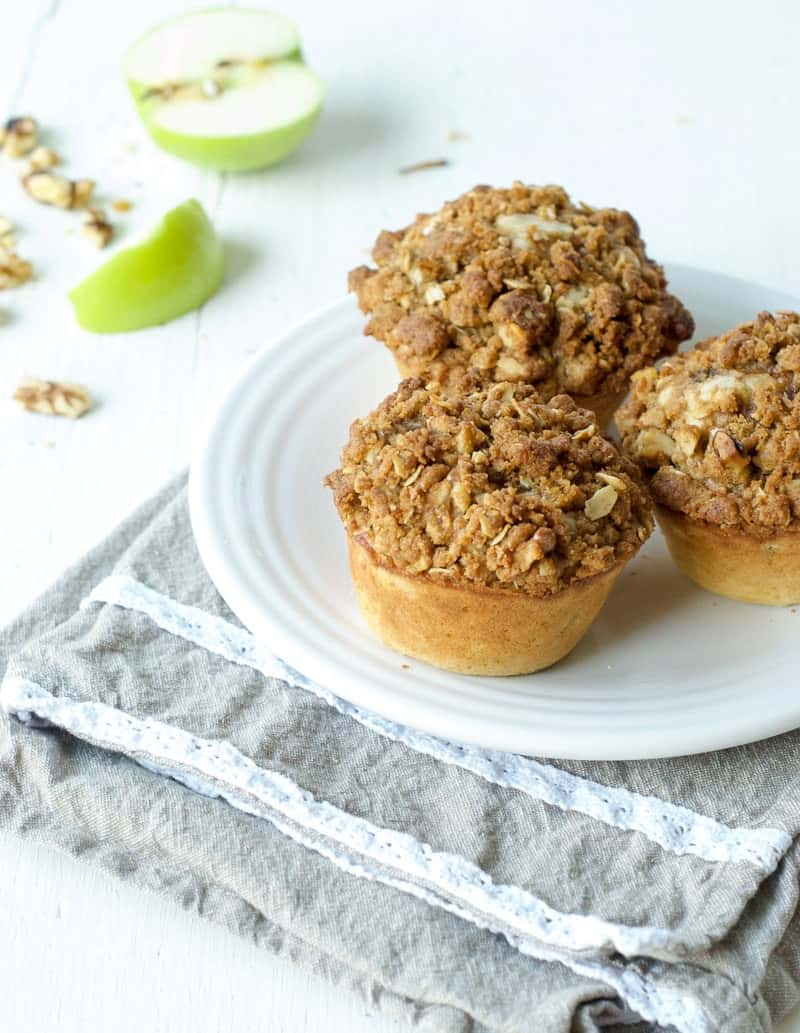muffins de maçã com uma cobertura de crocante sentados num prato branco