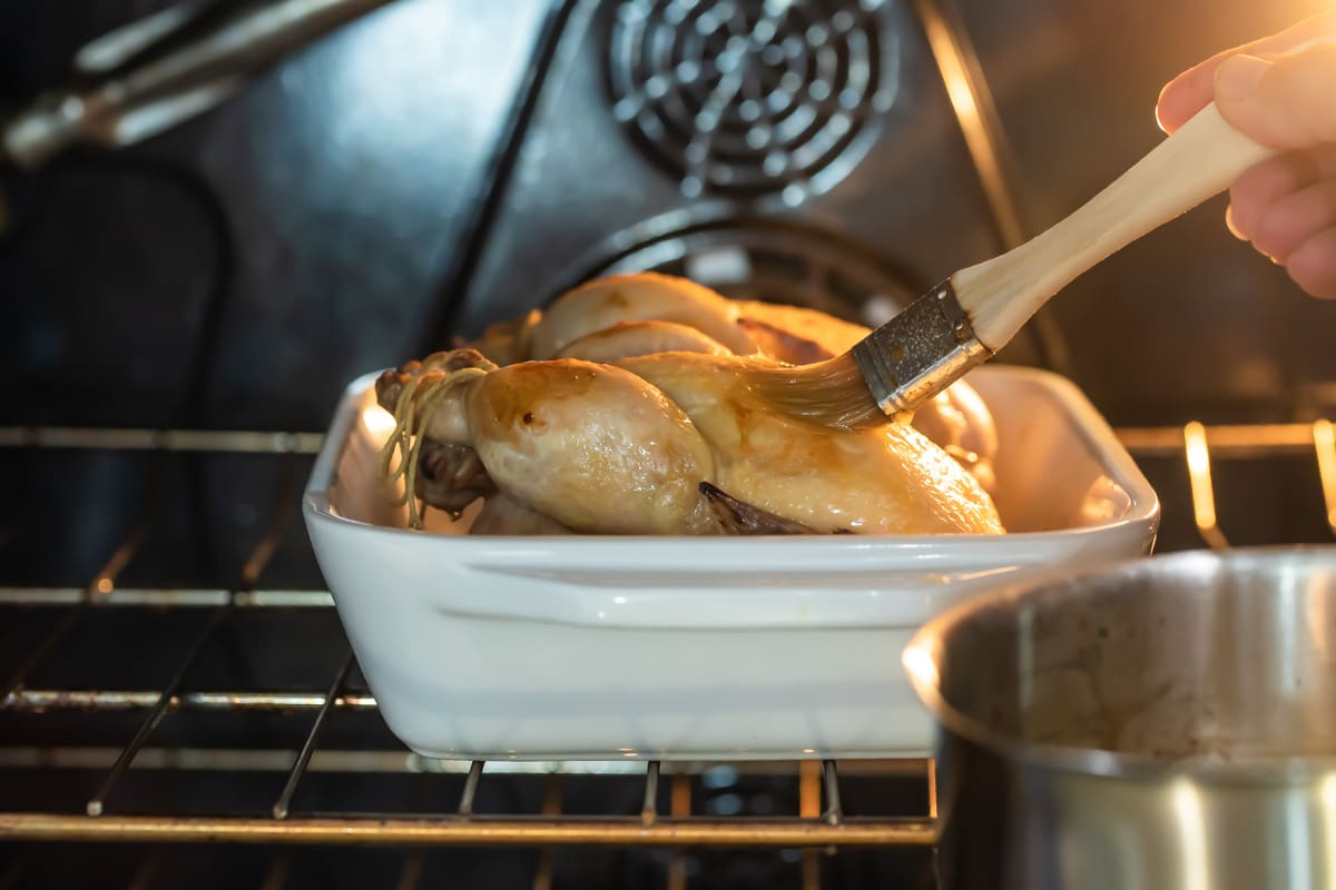 Escovar esmalte de maçã numa galinha da Cornualha.