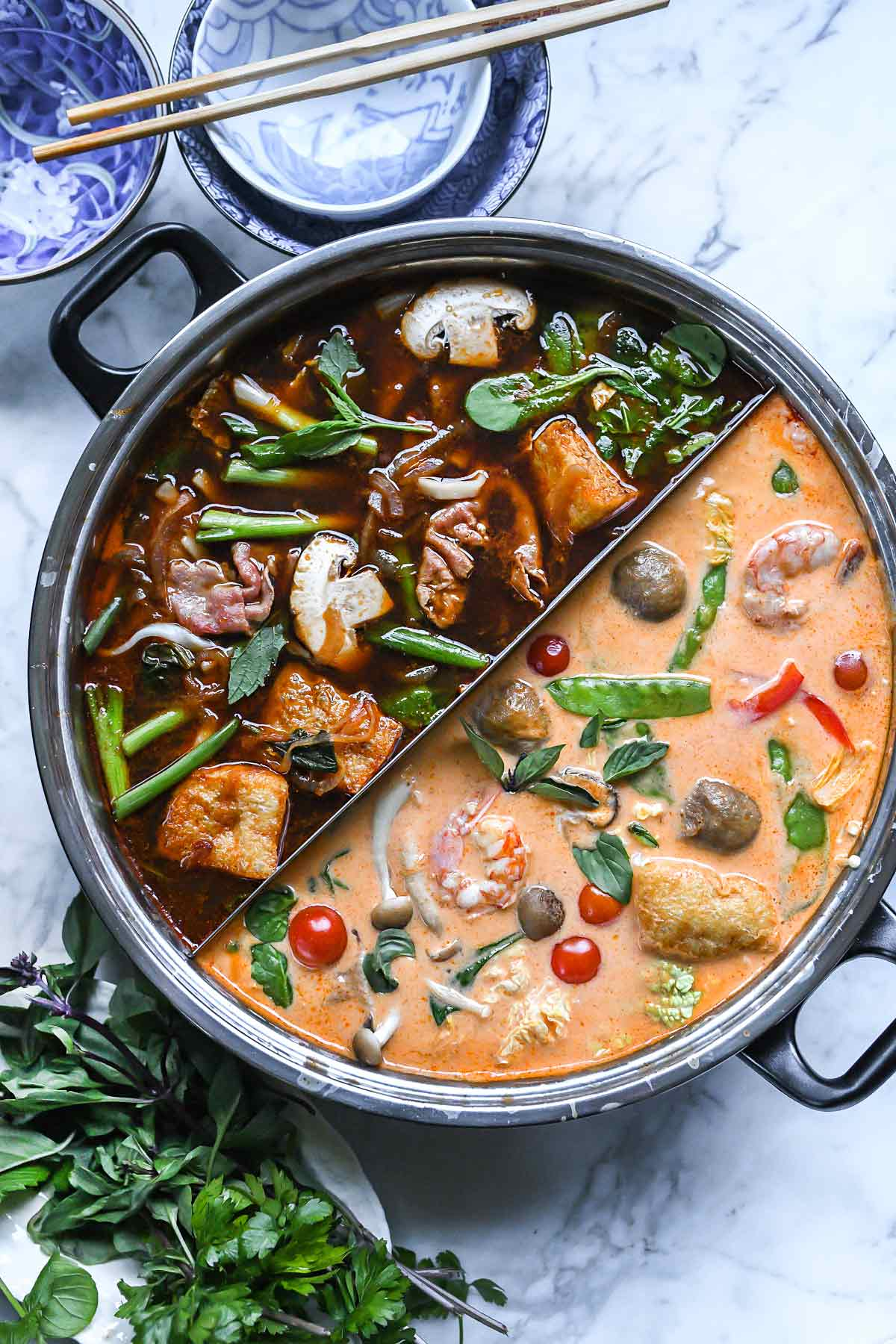 Receita Easy Asian Hot Pot Recipe | foodiecrush.com #hotpot #soup #asian #dinstantpot #instantpot #ramen #noodles
