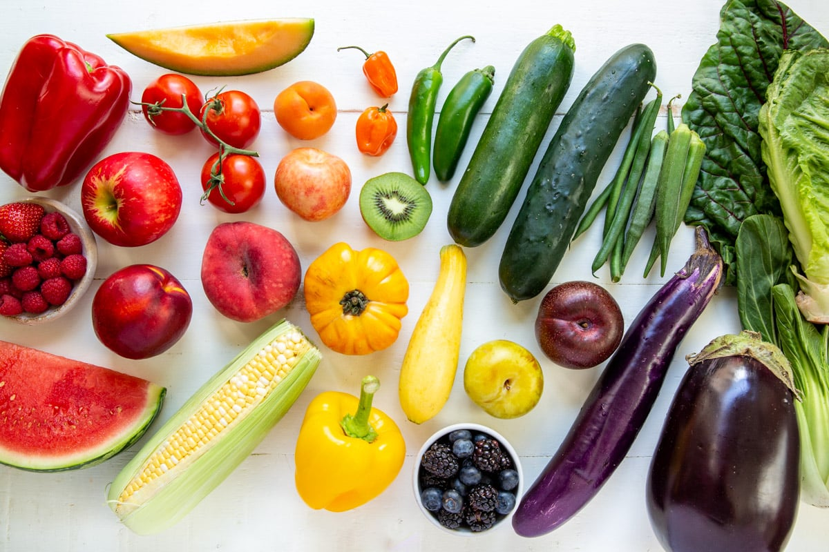 Frutas e legumes na estação do mês de agosto.