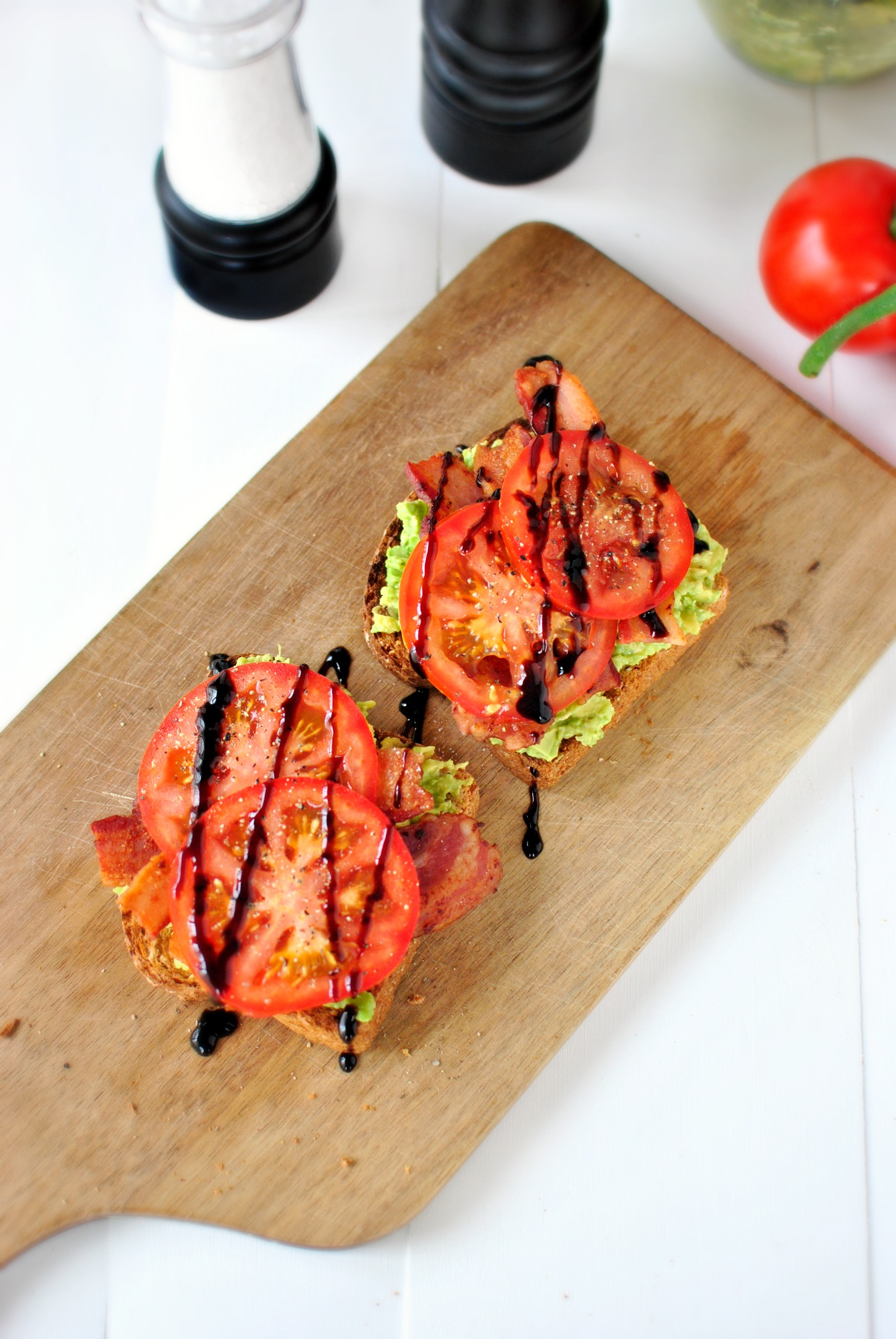 Bacon, Tomate + Abacate Torrado com Salpicão Balsâmico