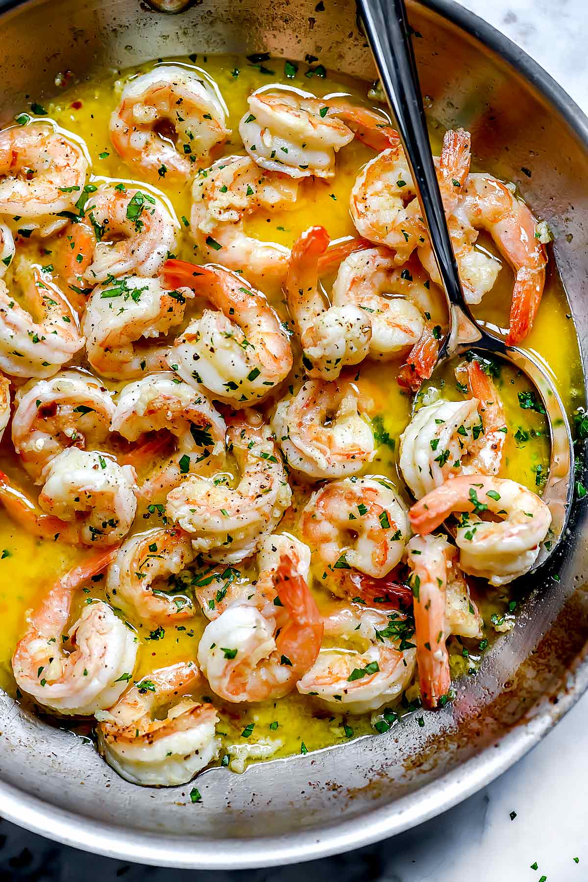 Como Fazer o Melhor Scampi de Camarão Fácil | foodiecrush.com #shrimp #scampi #recipe #healthy