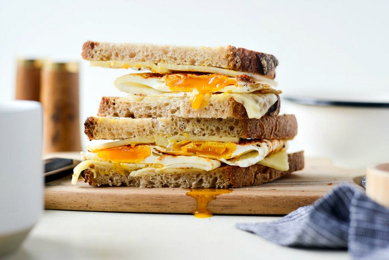 Melhor Sanduíche de Ovo Frito l SimplyScratch.com #breakfast #sandwich #eggs #cheese #best