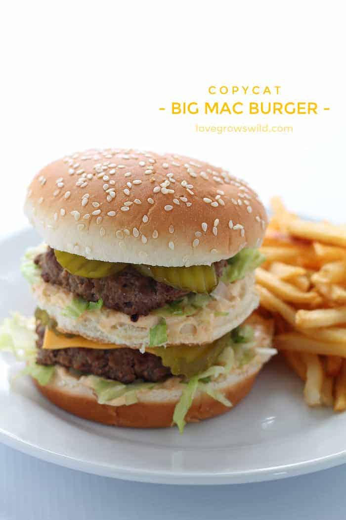 Este Big Mac Burger é extra carnívoro com um delicioso molho especial, tal como o original! | Receita de Love Grows Wild via The Recipe Critic