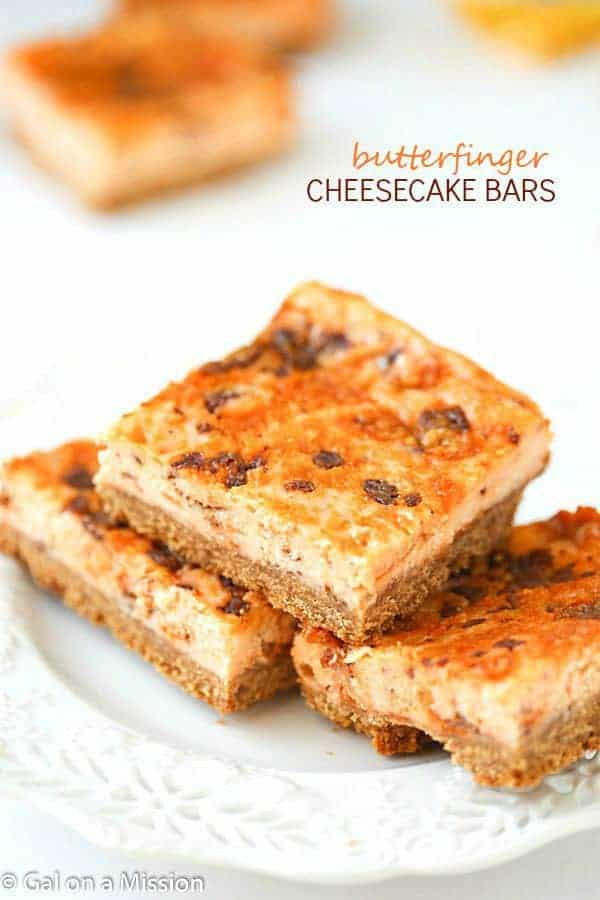 Butterfinger Cheesecake Bars - Uma crosta crocante de bolacha cinza, depois em camadas com um cheesecake cremoso e ultrajante misturado com borboletas picadas!