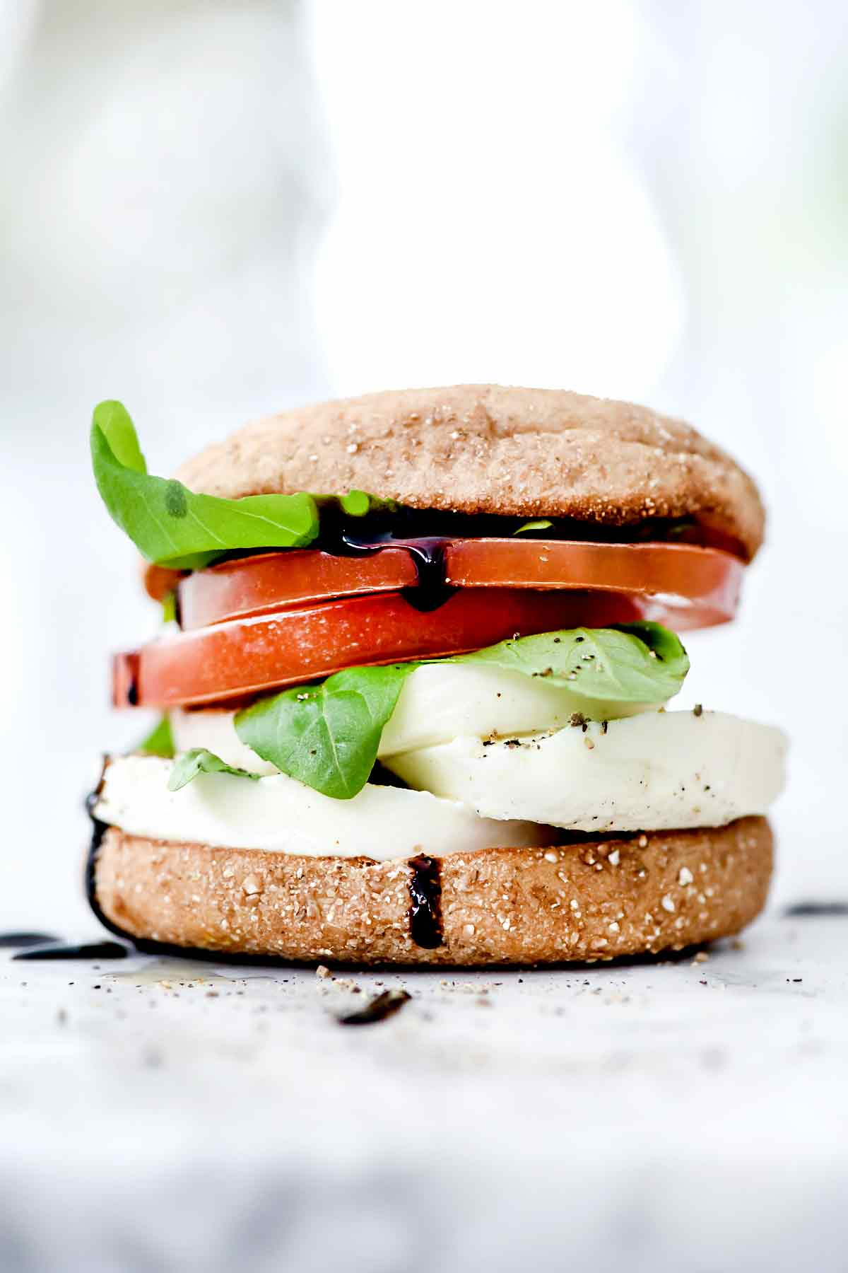 Sanduíche de Pequeno-Almoço Caprese saudável | foodiecrush.com #breakfast #sandwich #caprese #englishmuffin