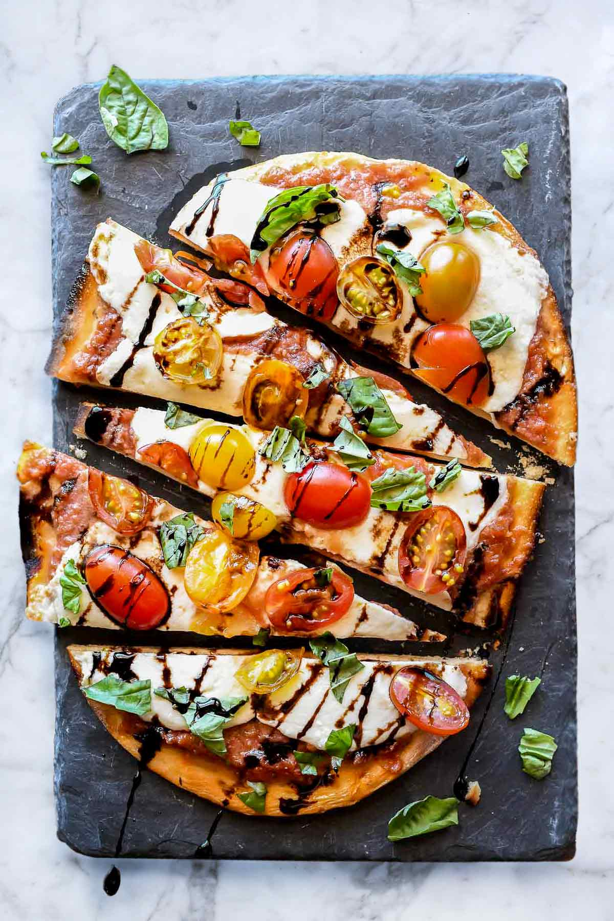 Mozzarella e Tomate Caprese Flatbread | foodiecrush.com #pizza #pizza #tomato #mozzarella #appetizer #recipes #dinner