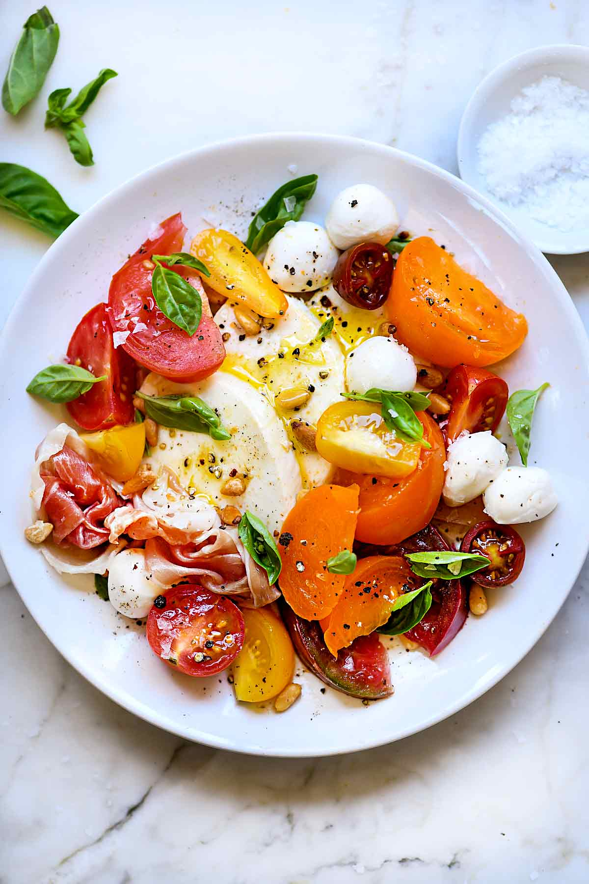 Salada Caprese com Tomate de Herança | foodiecrush.com #caprese #salad #salad #tomatoes #recipes #recipes #de herança #basil