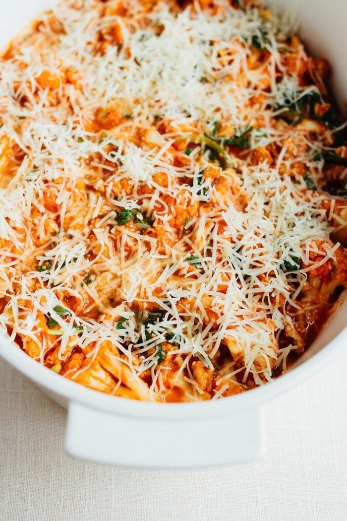 A couve-flor cozida em ziti com parmesão antes de ser cozida.