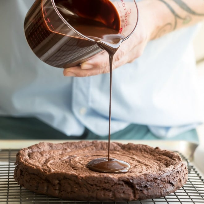 Cobertura de chocolate a ser vertida sobre um bolo de chocolate sem farinha.