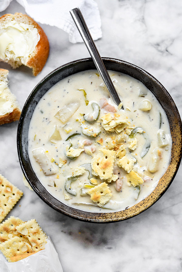 Como Fazer a Melhor Sopa de Amêijoas | foodiecrush.com #clamchowder #newengland #soup #recipes
