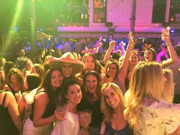 Grupo de mulheres a sorrir para um clube.